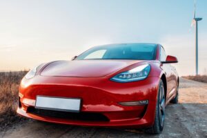 רכב טסלה אדום.